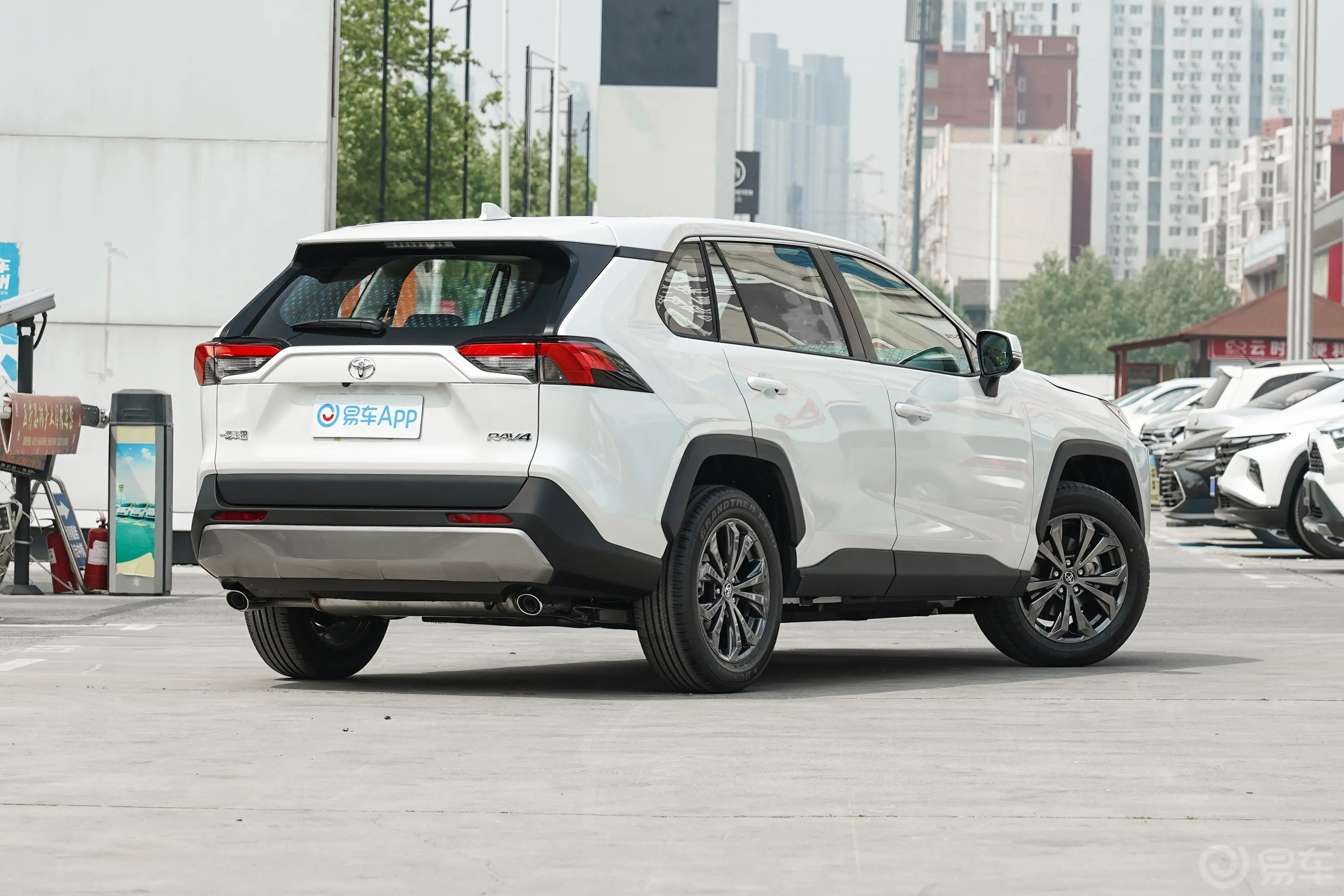 RAV4荣放2.0L 两驱风尚版侧后45度车头向右水平