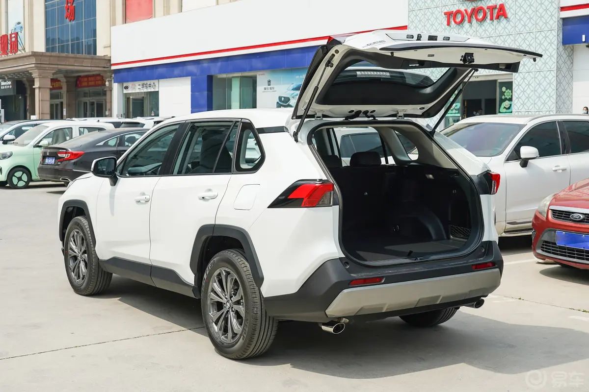 RAV4荣放2.0L 两驱风尚版空间