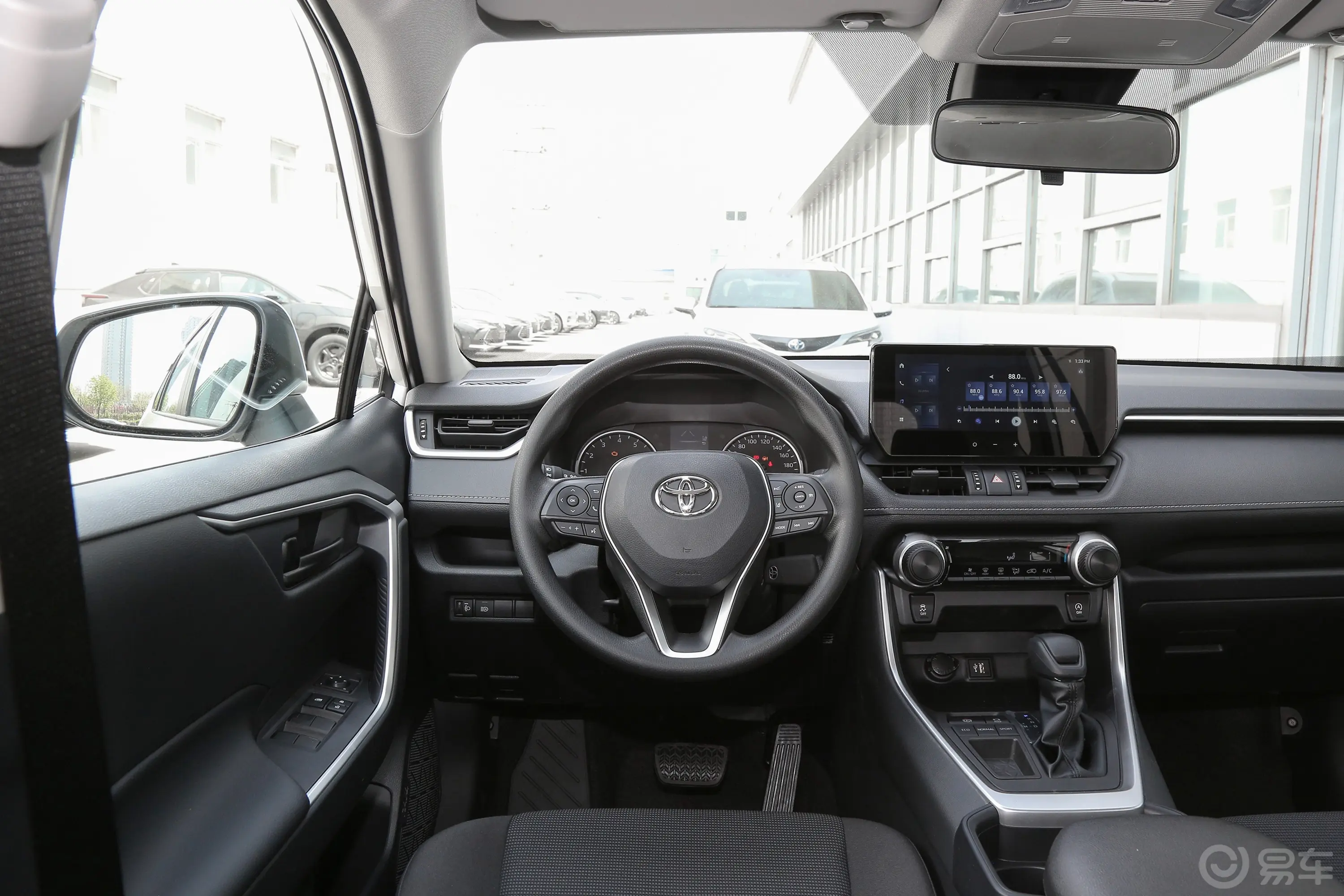 RAV4荣放2.0L 两驱都市版驾驶位区域