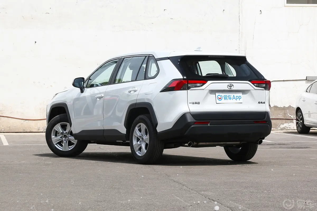 RAV4荣放2.0L 两驱都市版侧后45度车头向左水平