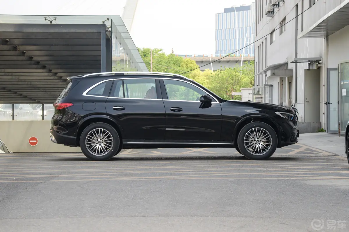 奔驰GLCGLC 300 L 4MATIC 动感型 5座正侧车头向右水平