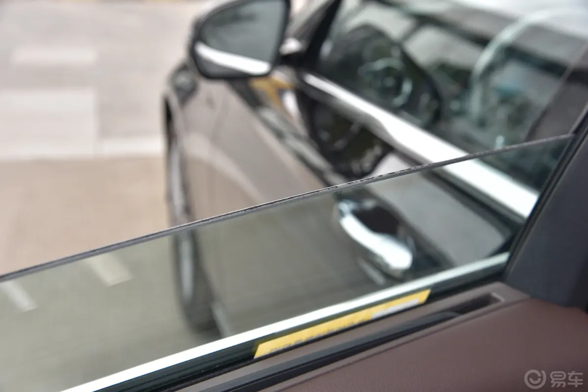 奔驰E级改款 E 300 L 尊贵型后排玻璃材质特写