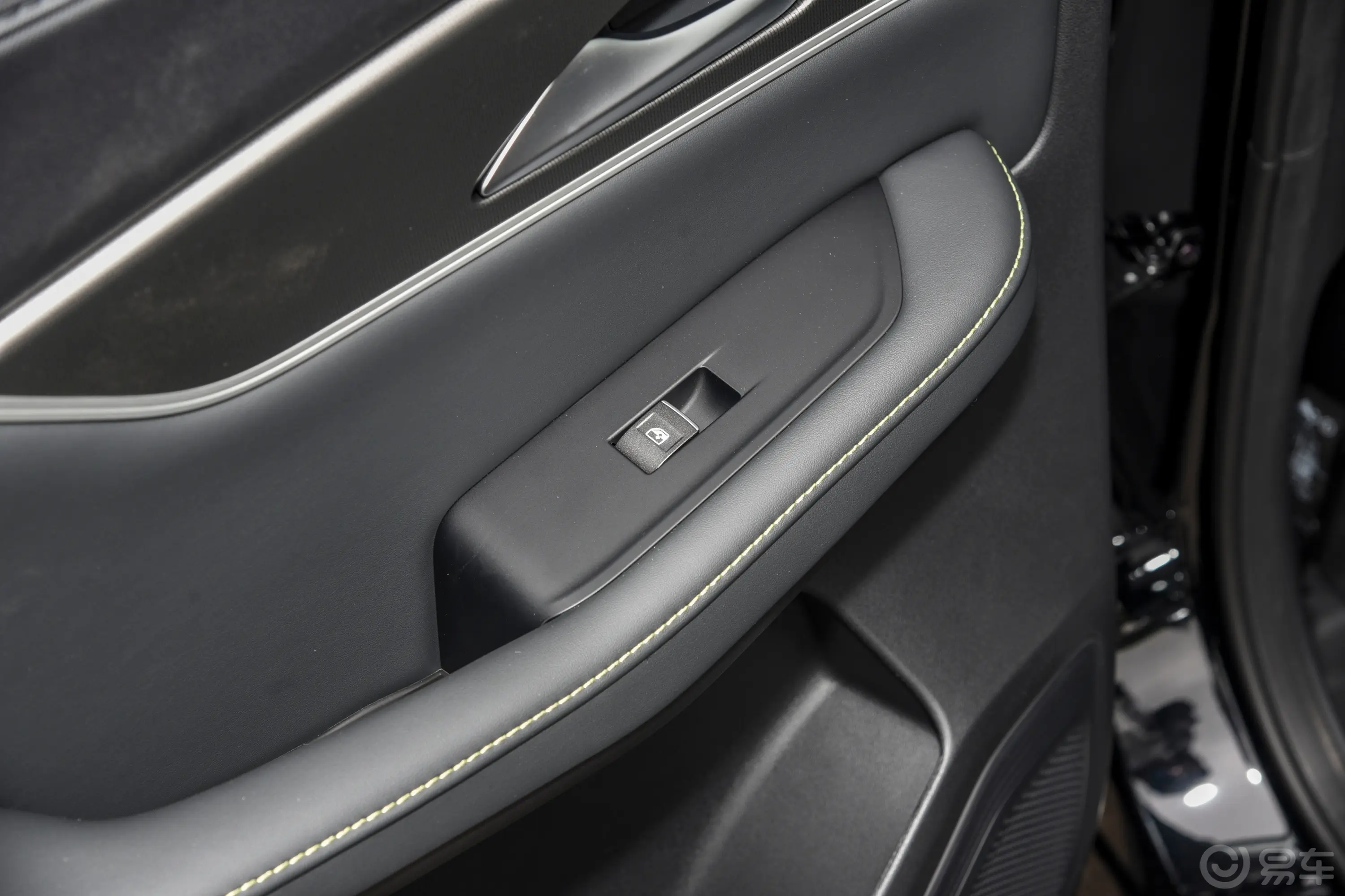 风行T5 EVO狂飚版 1.5T 新铂金款后车窗调节