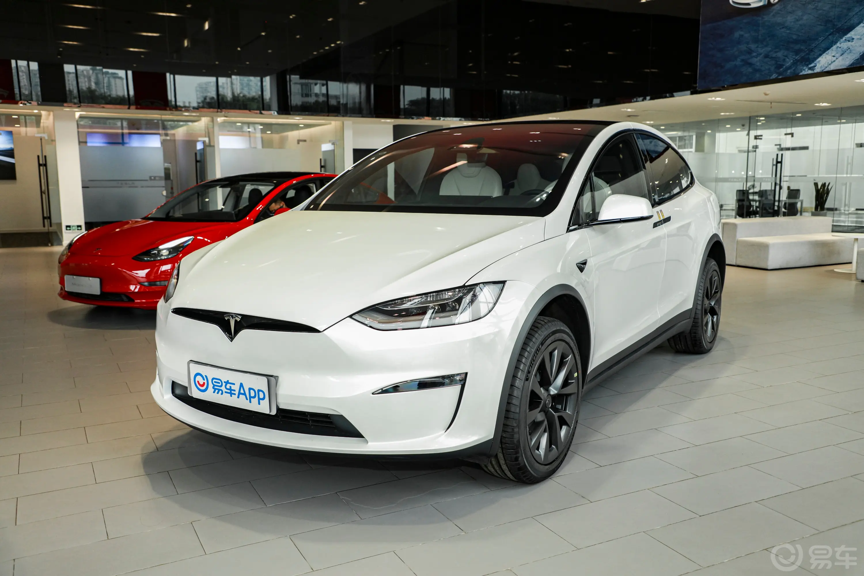 Model X700km  双电机全轮驱动侧前45度车头向左水平