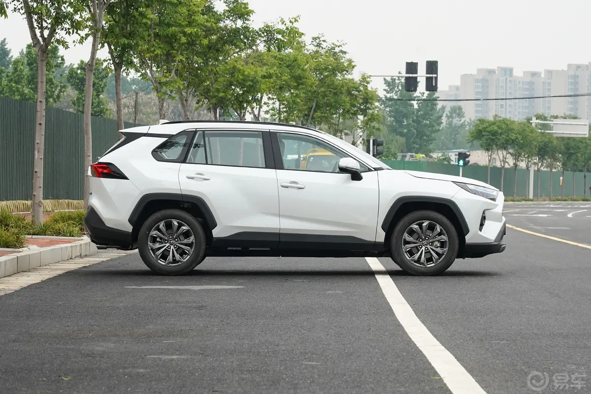 RAV4荣放2.0L 两驱风尚PLUS版正侧车头向右水平