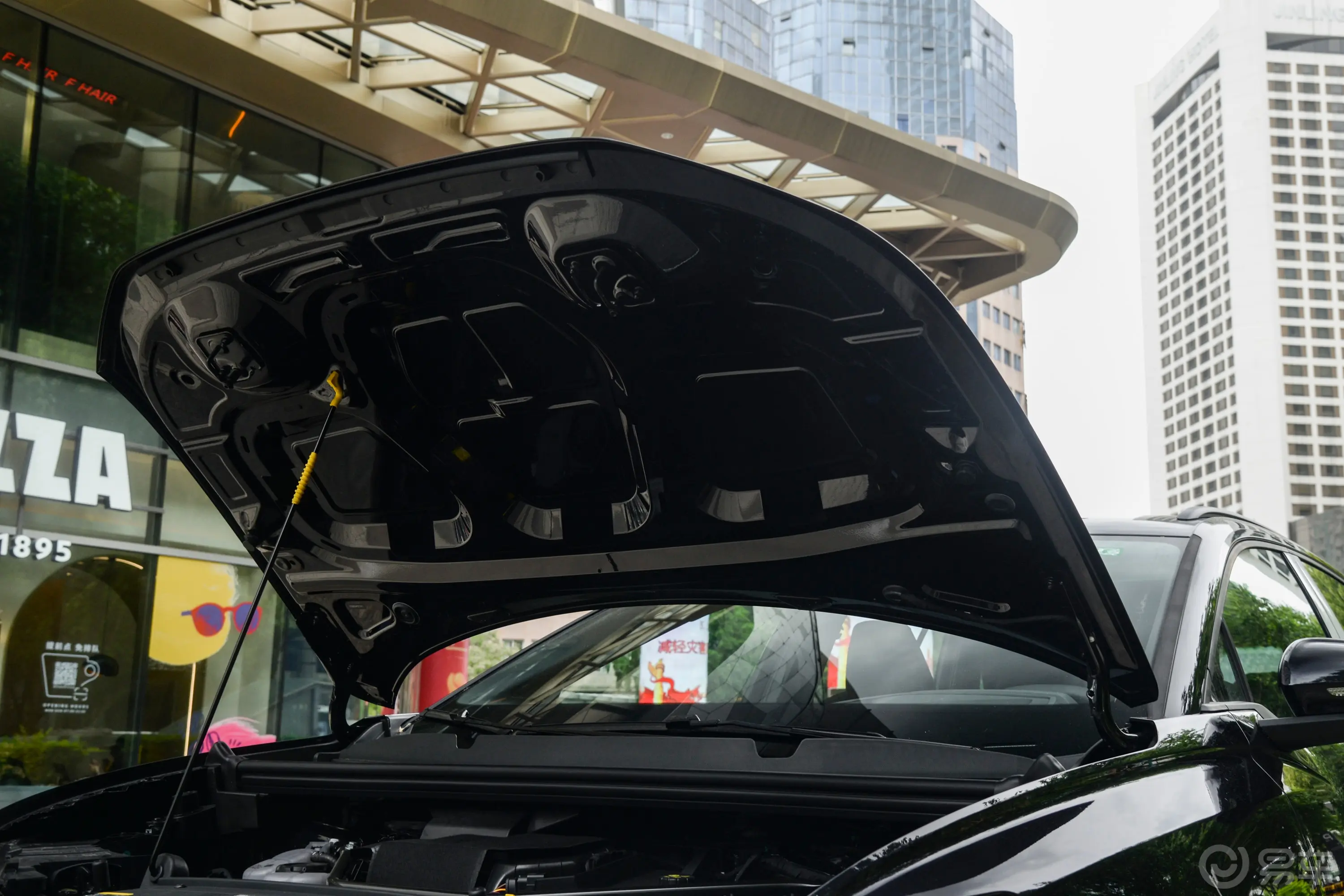 奥迪Q5 e-tron40 e-tron 闪耀型 机甲套装前舱盖内侧