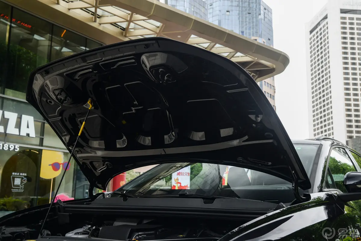 奥迪Q5 e-tron40 e-tron 闪耀型 机甲套装前舱盖内侧