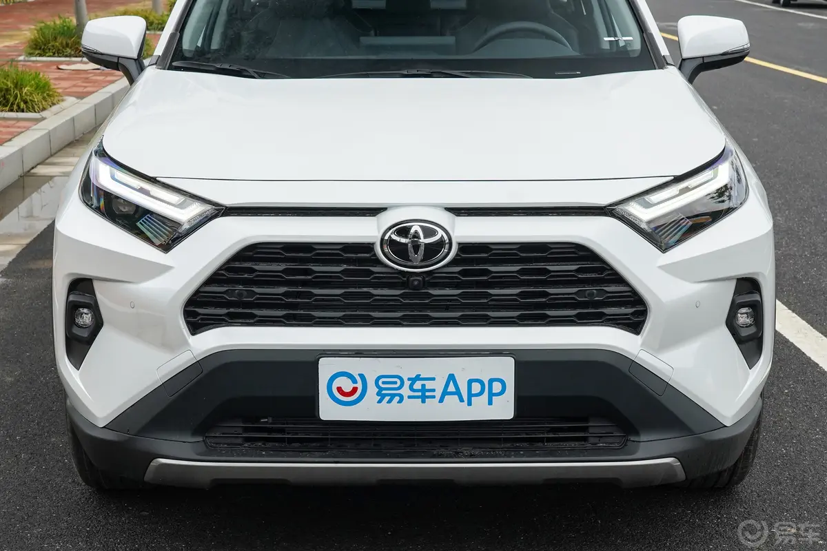 RAV4荣放2.0L 两驱风尚PLUS版前格栅侧俯拍