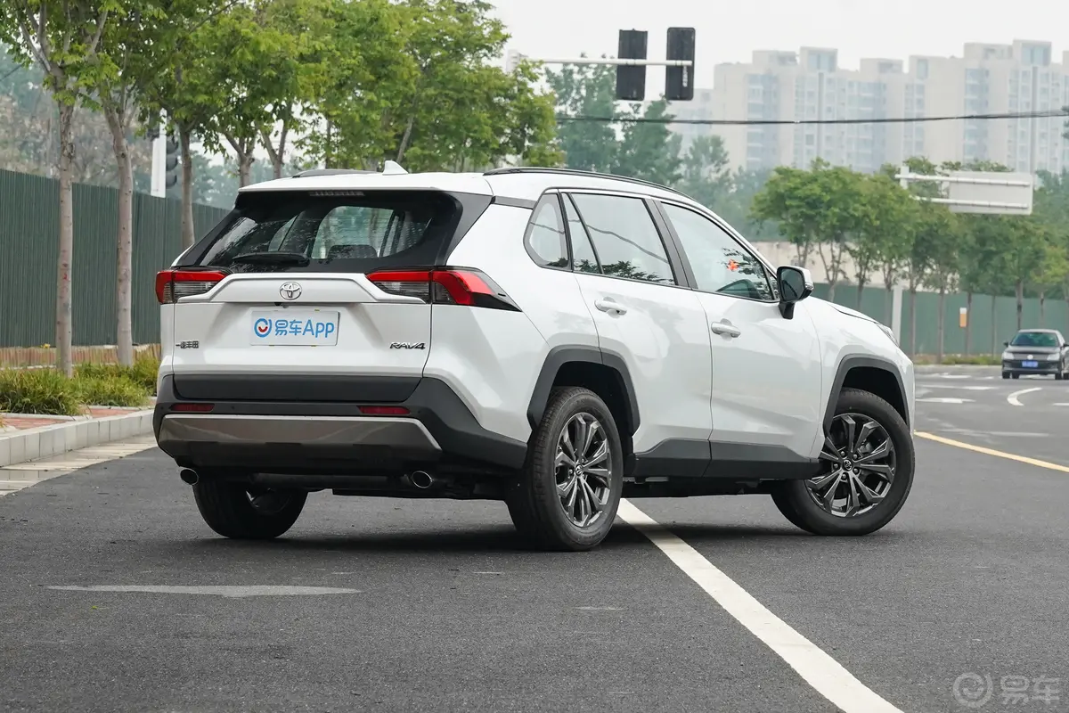 RAV4荣放2.0L 两驱风尚PLUS版侧后45度车头向右水平