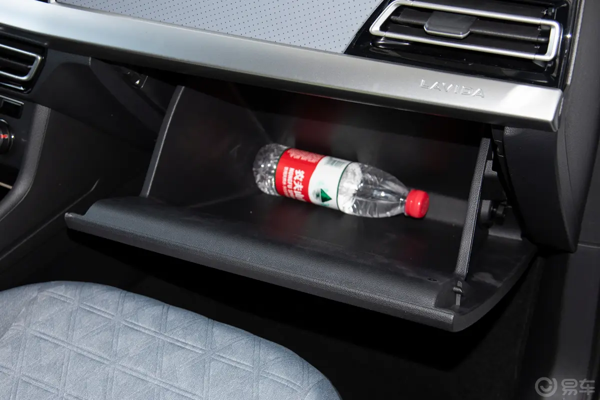 朗逸改款 1.5L 自动满逸版手套箱空间水瓶横置