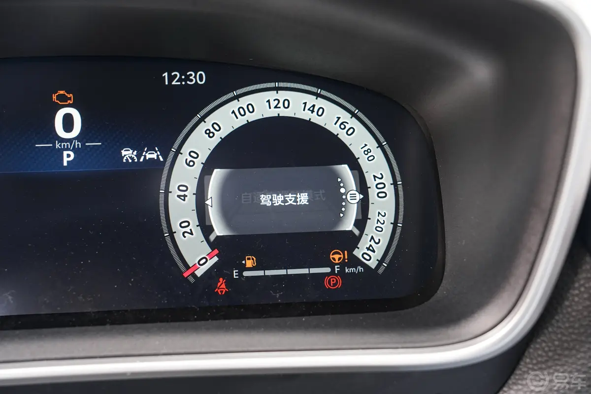 雷凌双擎 1.8L 豪华版主驾驶位