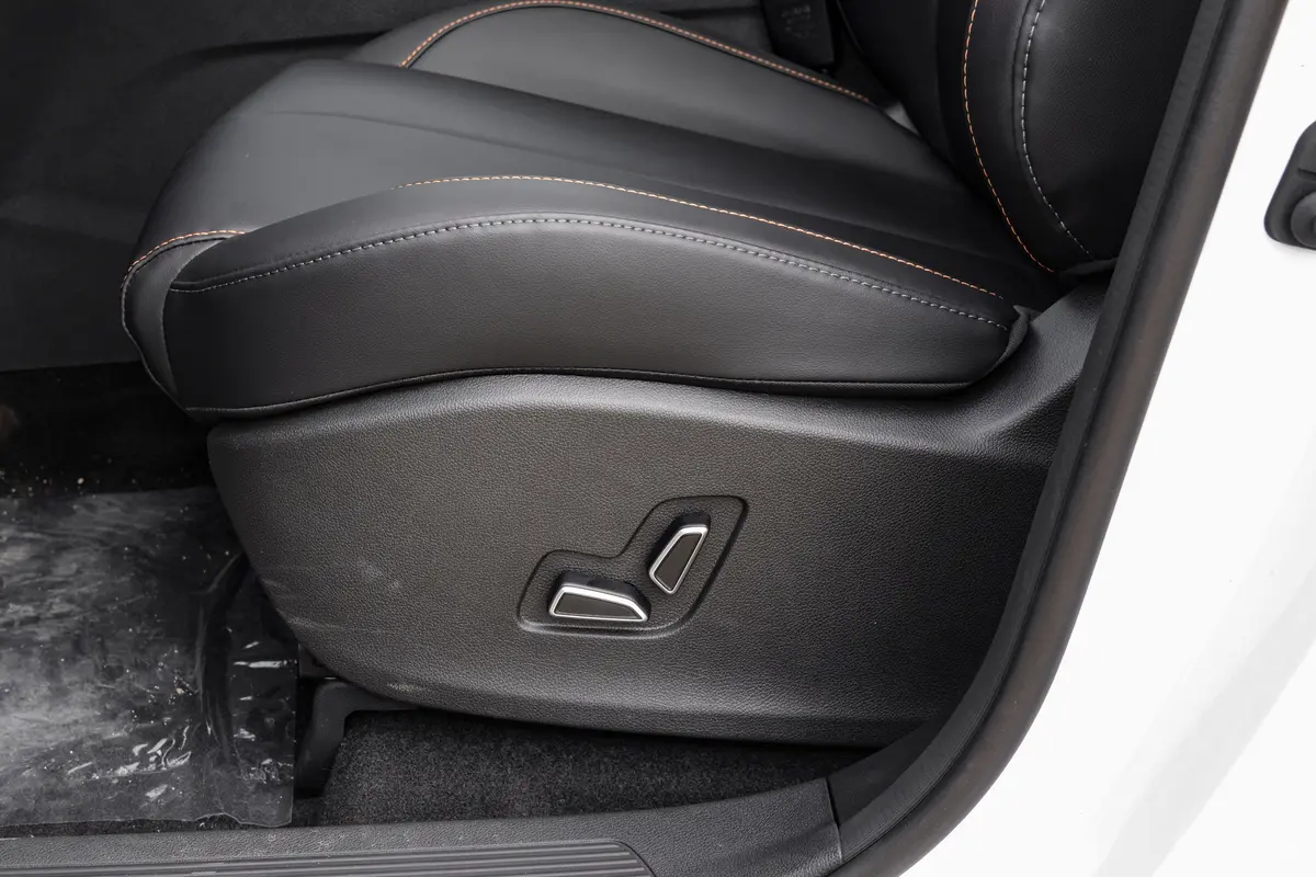 长安欧尚X7 PLUS畅享版 1.5T 双离合尊贵型 5座主驾座椅调节