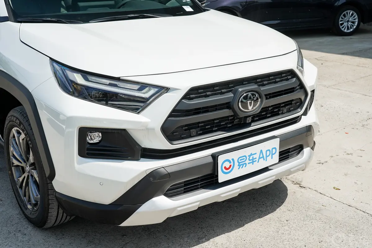 RAV4荣放2.0L 四驱探险PLUS版前格栅侧俯拍