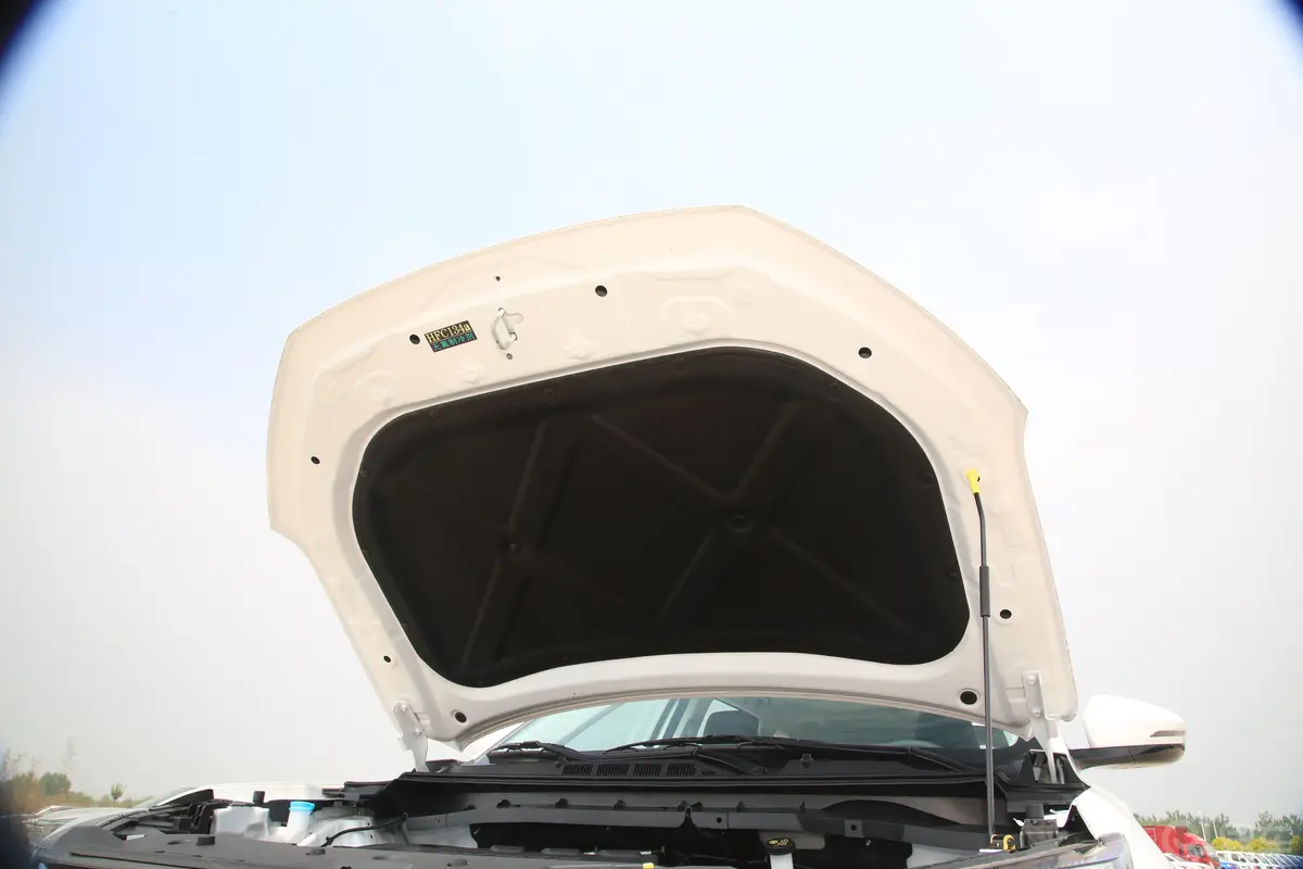 长安欧尚X7 PLUS畅享版 1.5T 手动家悦型 7座发动机舱盖内侧
