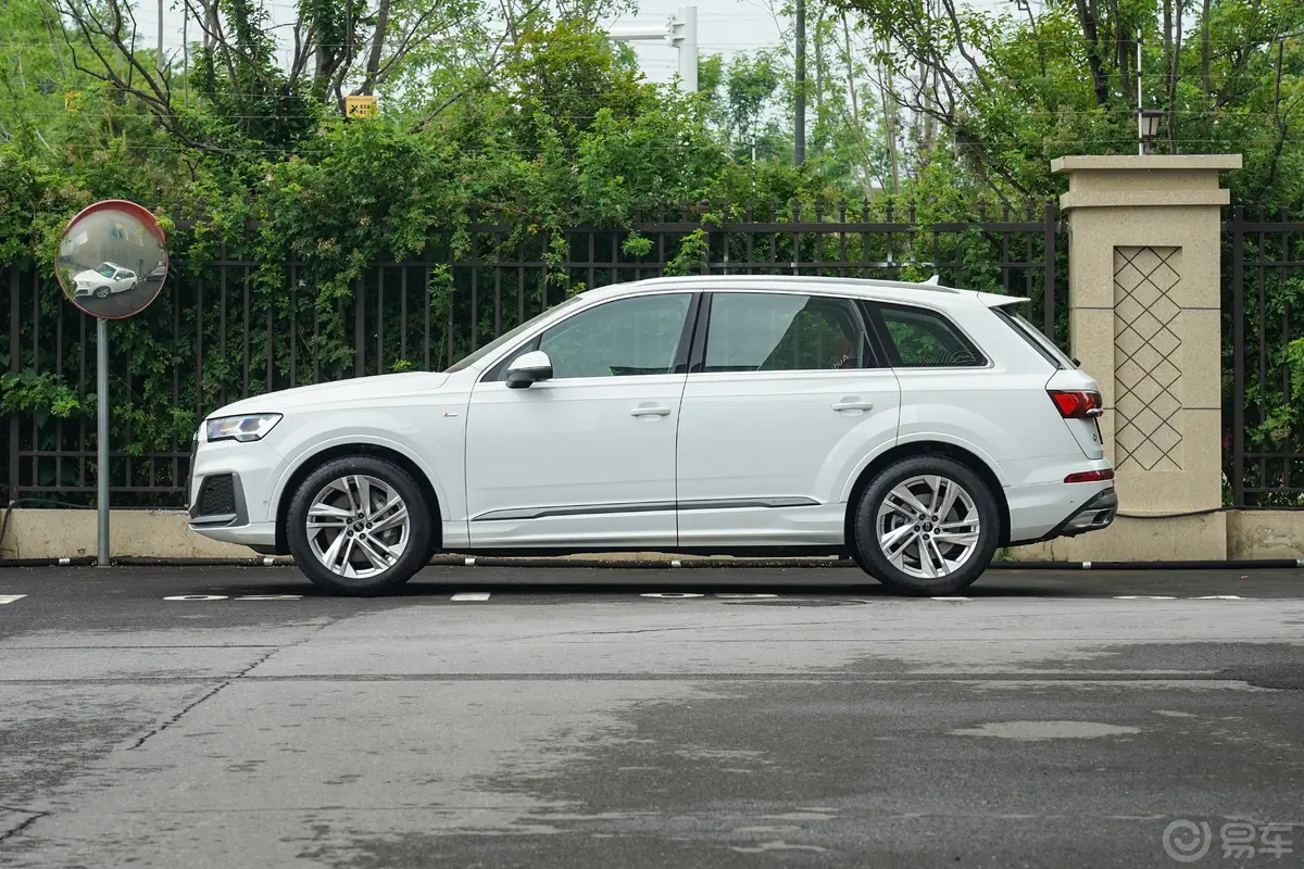 奥迪Q745 TFSI quattro S line运动型正侧车头向左水平