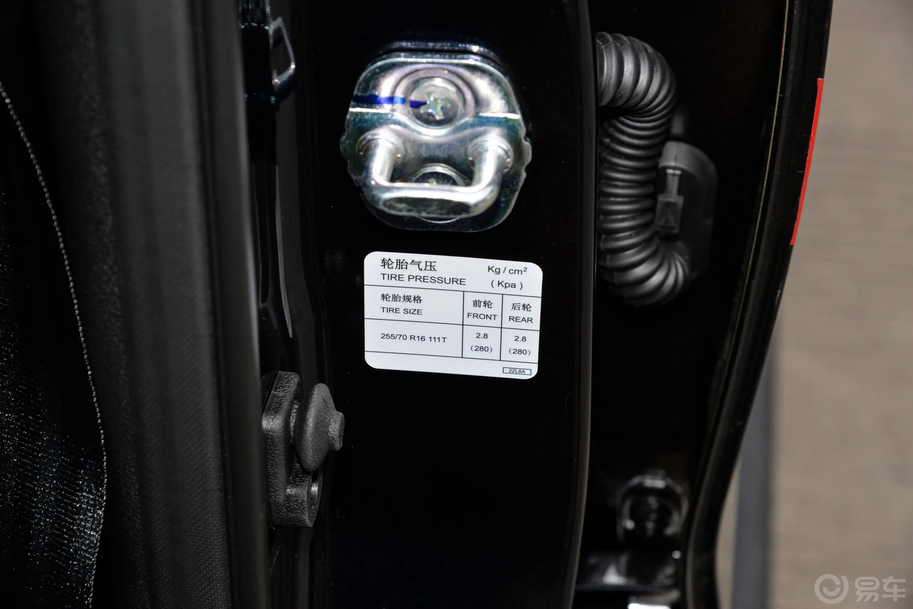 锐骐6越野版 2.3T 自动四驱标准型 柴油胎压信息铭牌