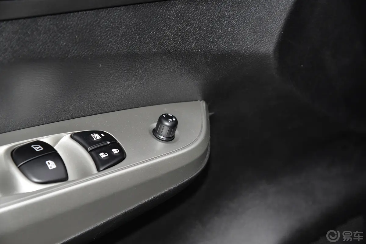 锐骐6越野版 2.3T 自动四驱标准型 柴油后视镜调节键