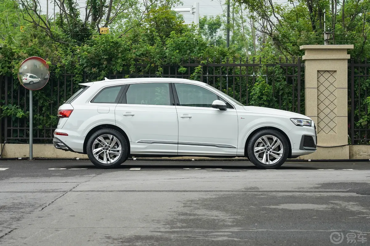 奥迪Q745 TFSI quattro S line运动型正侧车头向右水平