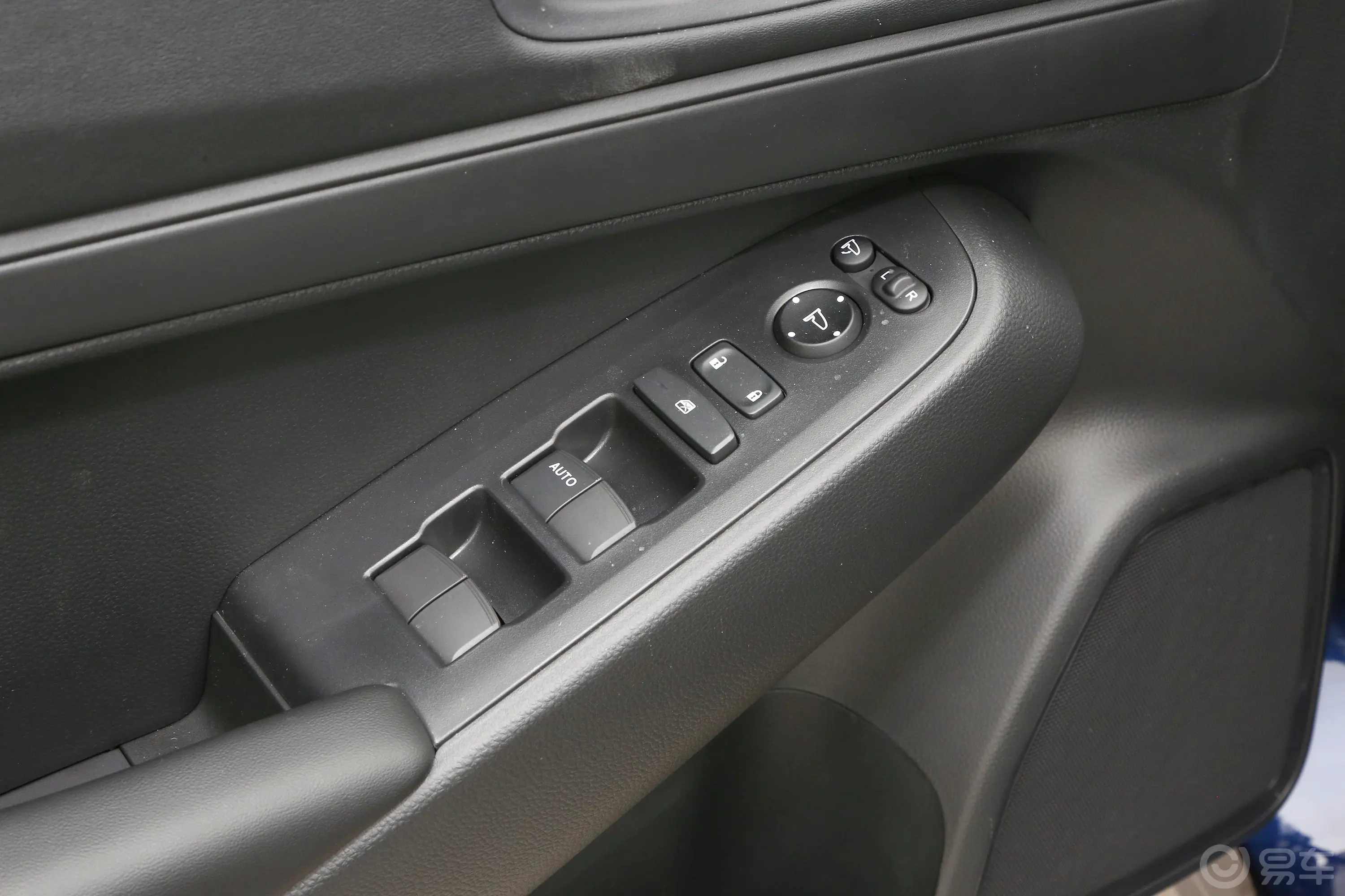 本田XR-V改款 1.5L 热潮版车窗调节整体