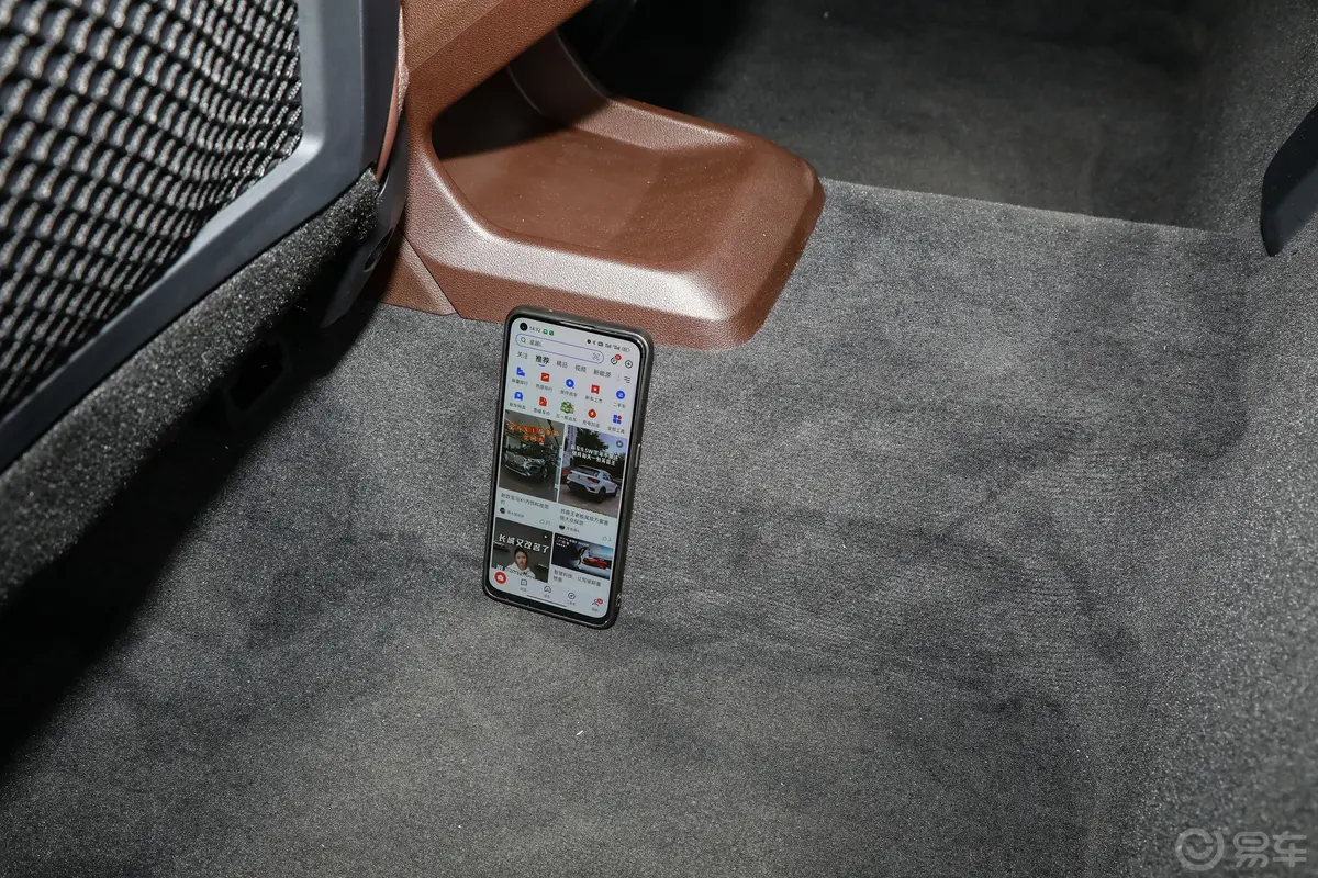 宝马X1xDrive25Li X设计套装后排地板中间位置