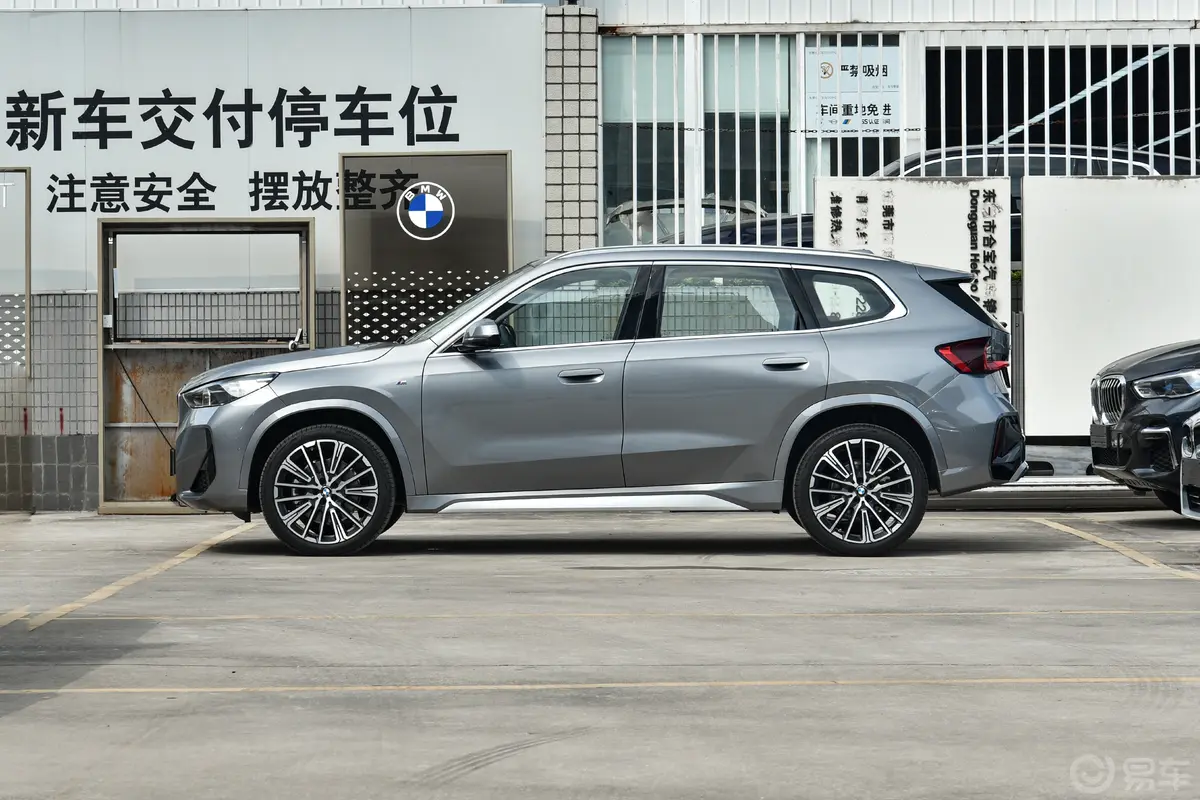 宝马X1xDrive25Li M运动套装正侧车头向左水平