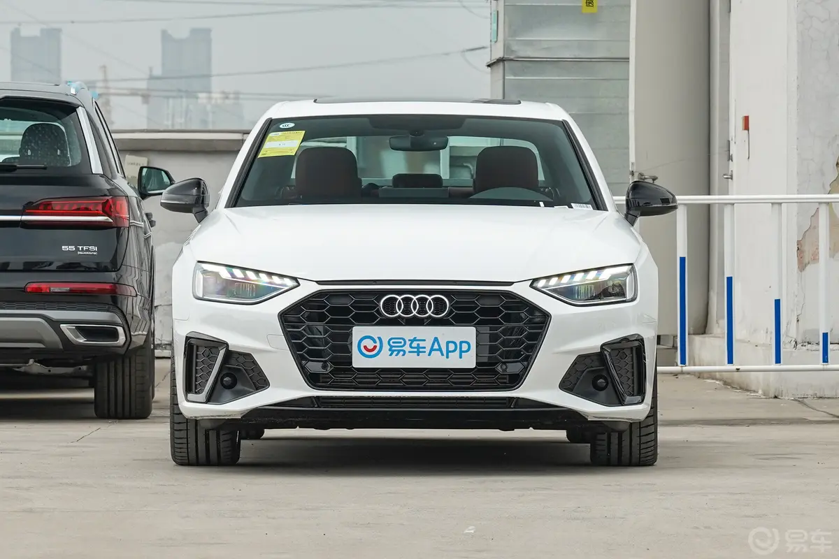 奥迪A4L40 TFSI 豪华动感型正前水平