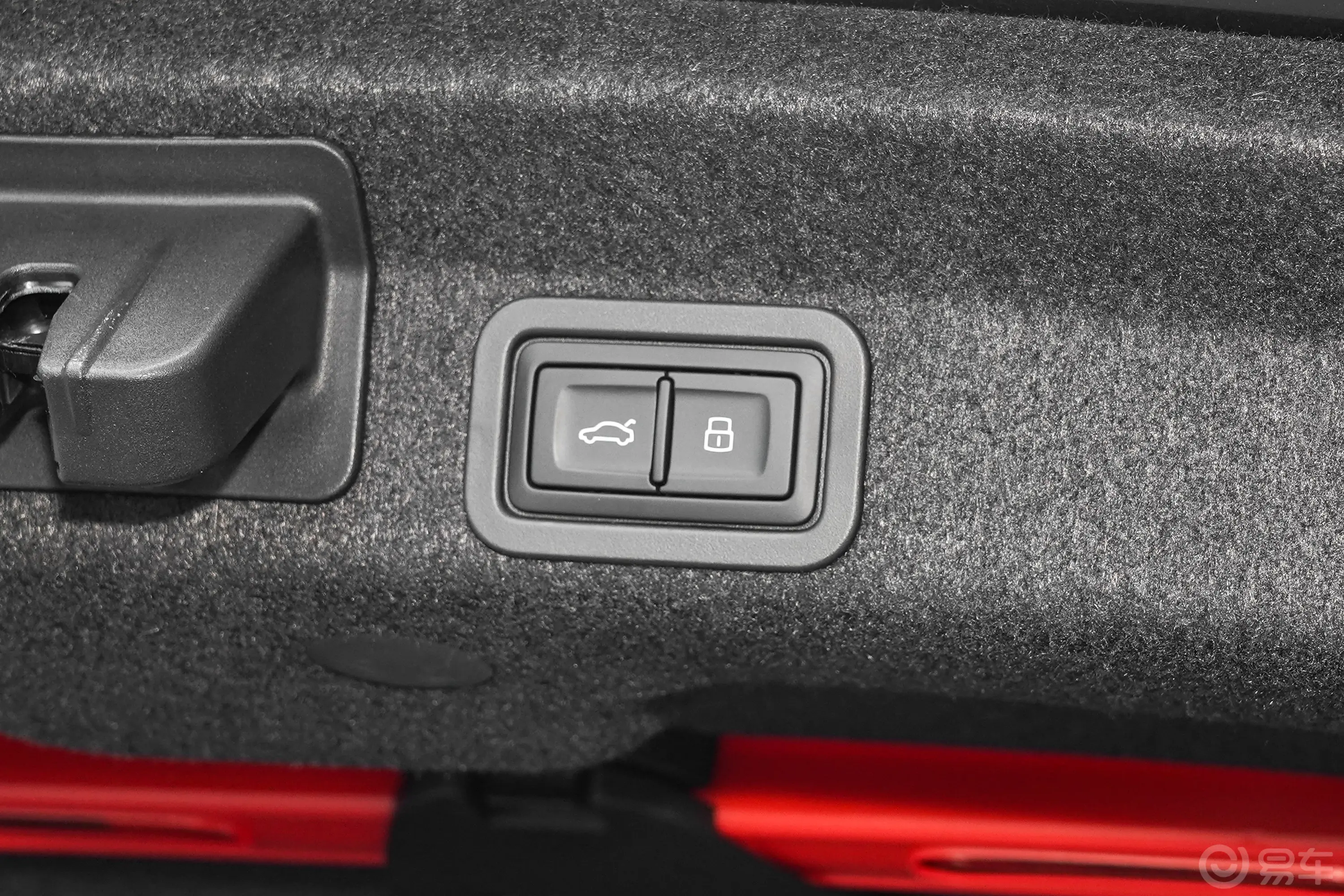 奥迪A6L改款 45 TFSI 臻选动感型电动尾门按键（手动扶手）
