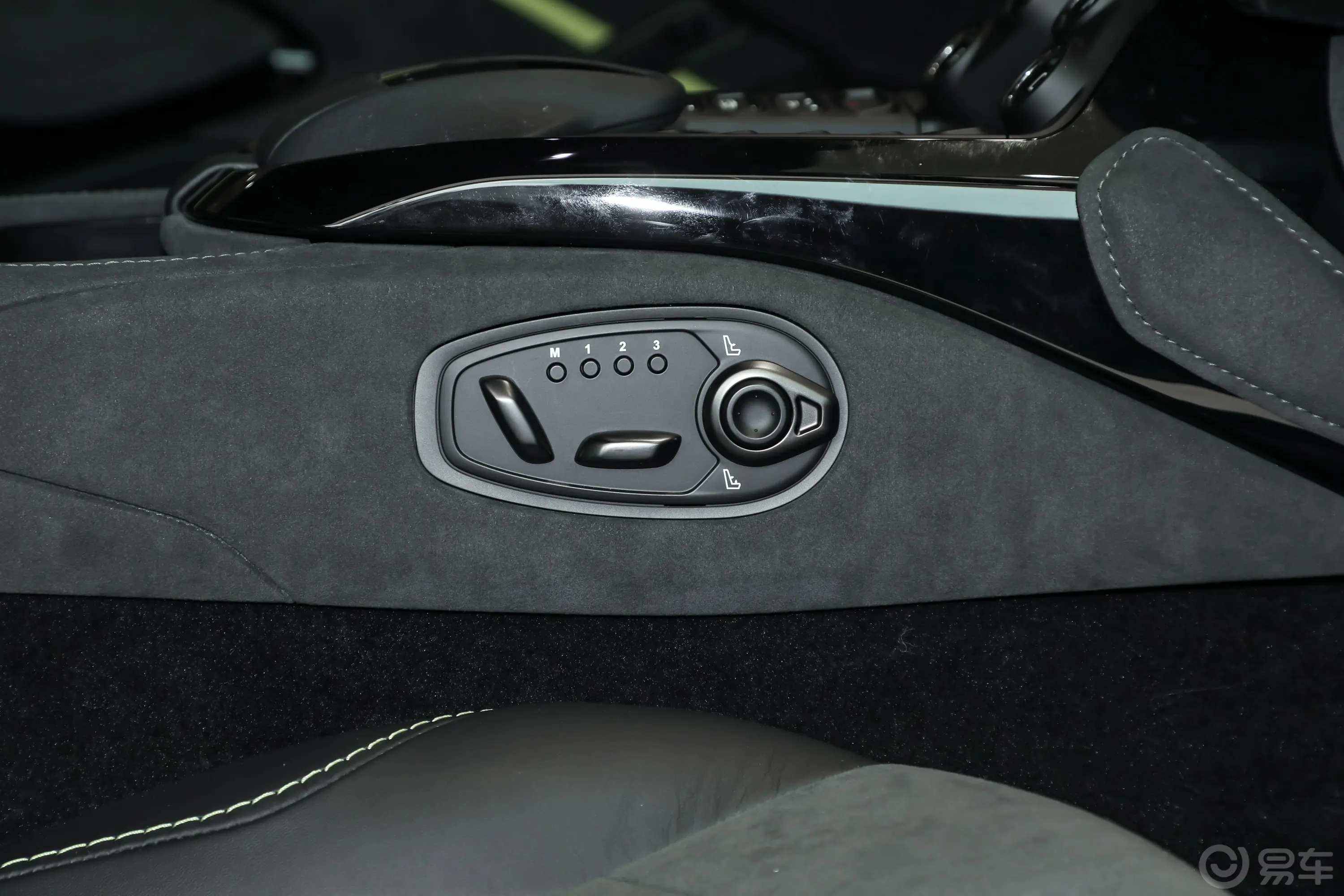 V8 VantageF1 Edition Coupe副驾座椅调节