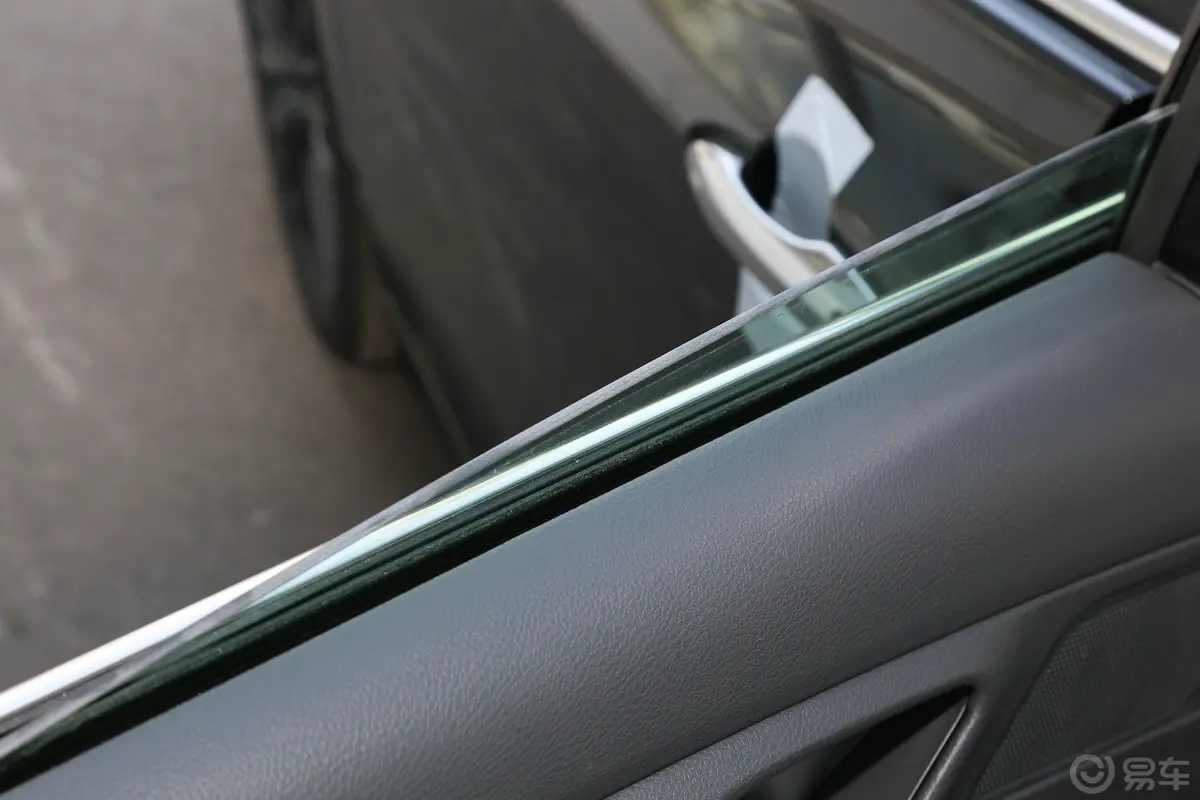 亚洲龙2.5L 自动Touring尊贵版后排玻璃材质特写