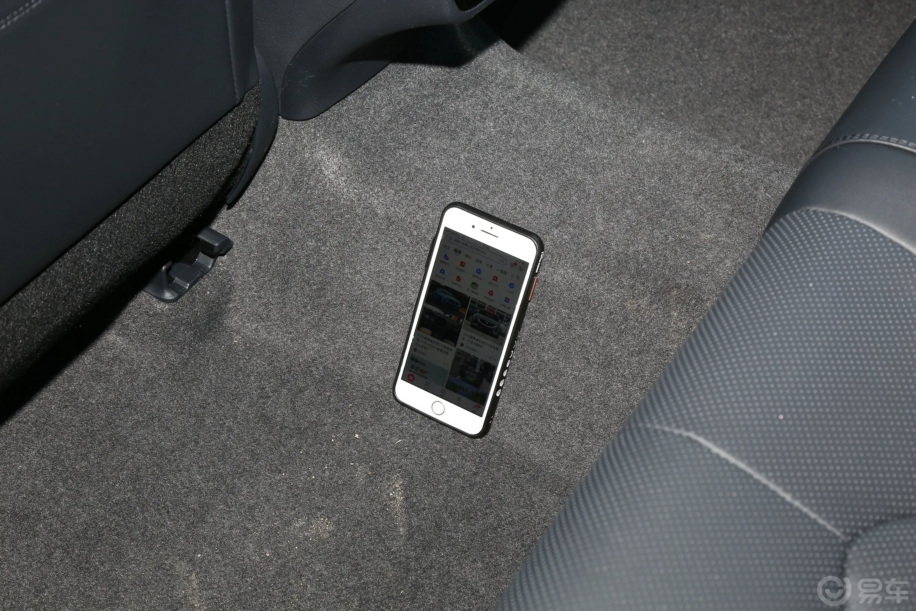 亚洲龙2.5L 自动Touring尊贵版后排地板中间位置