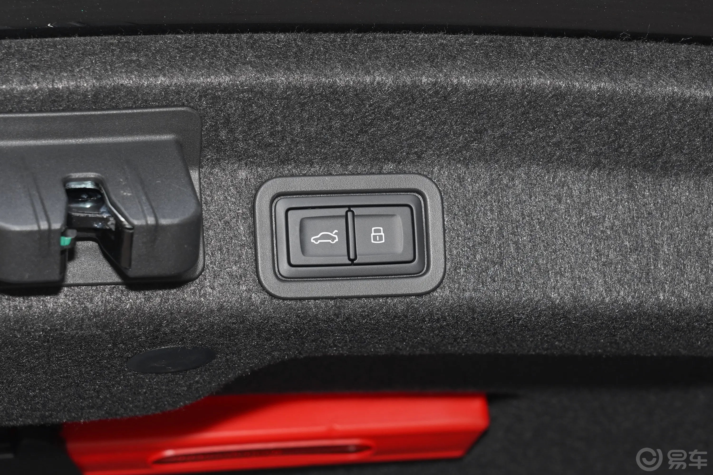 奥迪A6L改款 45 TFSI 臻选致雅型电动尾门按键（手动扶手）