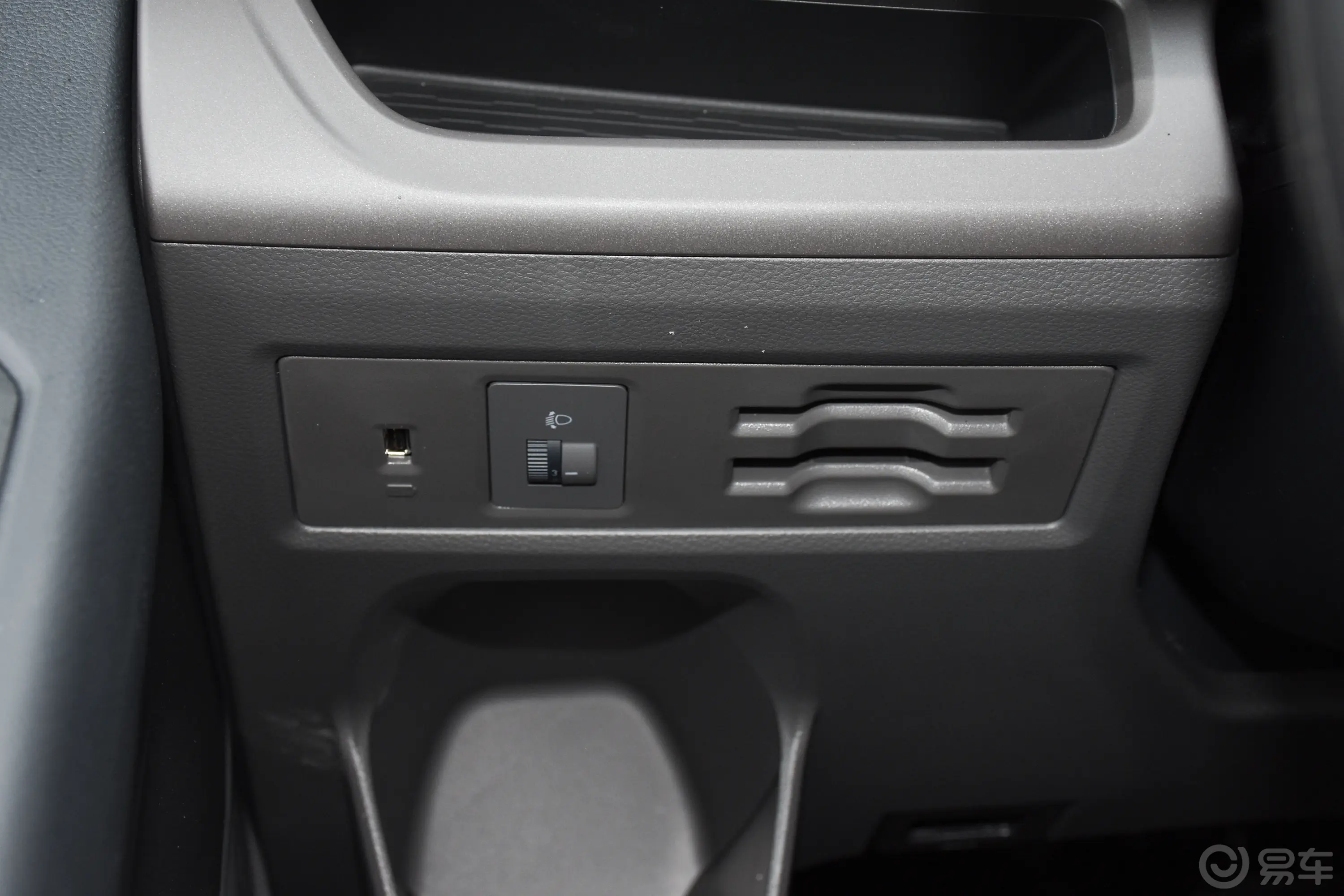 全顺2.0T 自动多功能商用车短轴低顶 5/6座 汽油灯光控制区