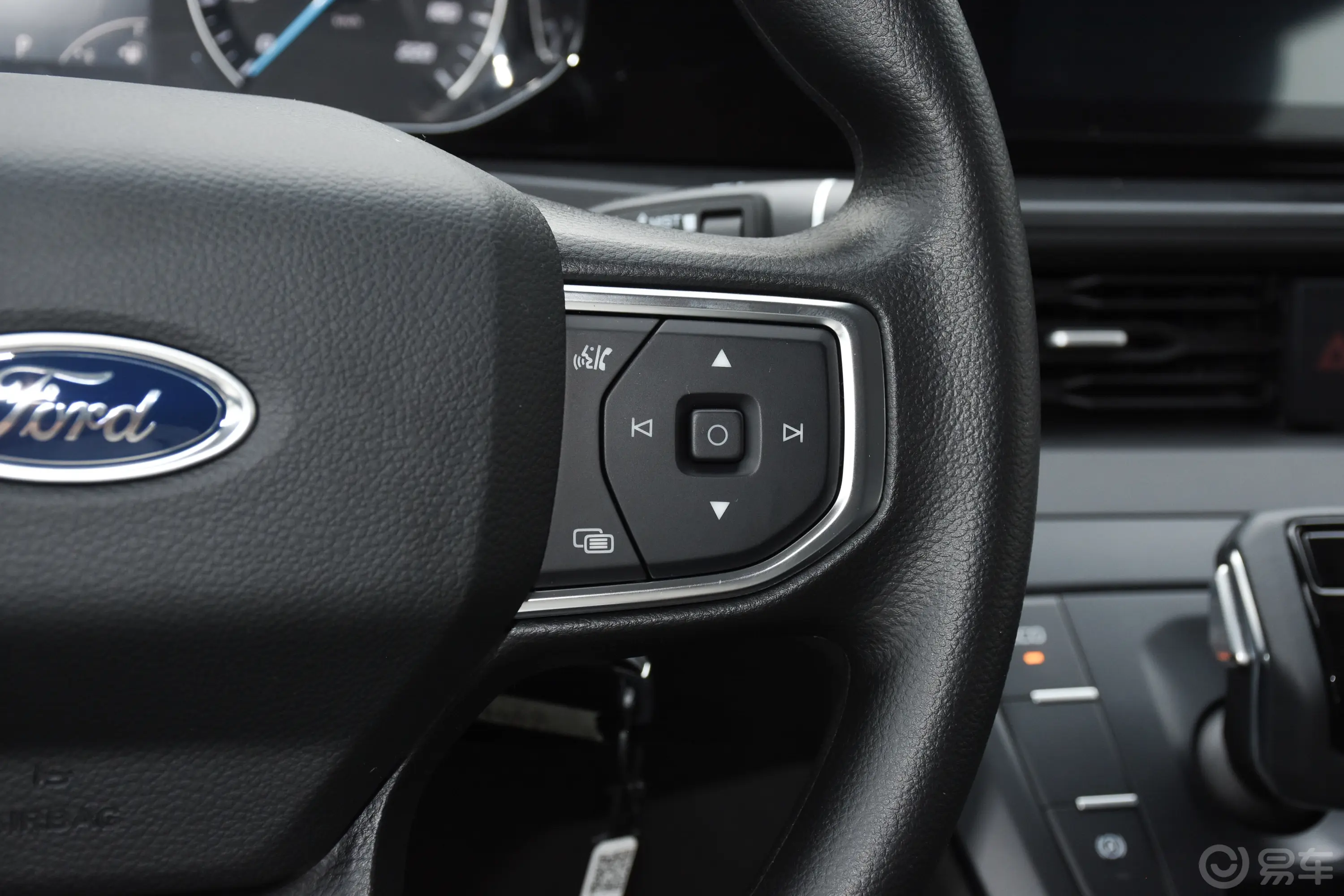 全顺2.0T 自动多功能商用车短轴低顶 5/6座 汽油右侧方向盘功能按键