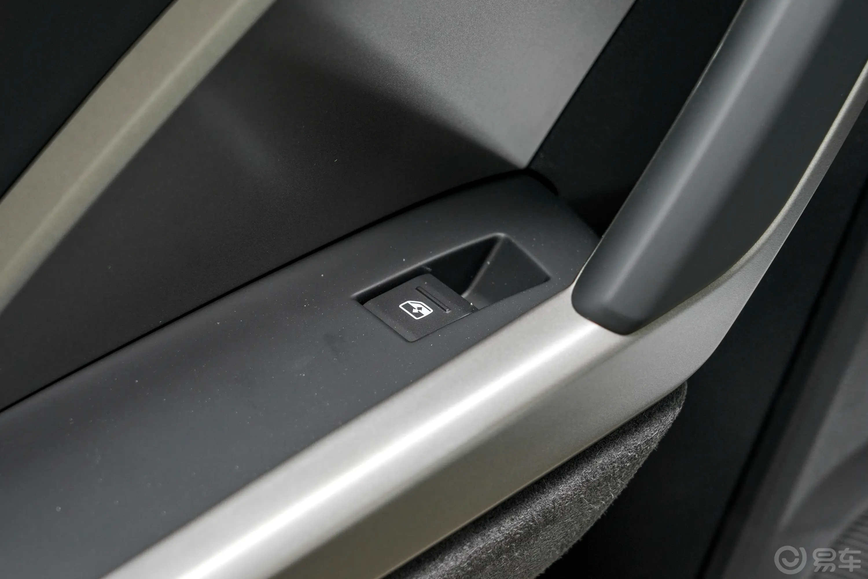 奥迪Q3改款 35 TFSI 时尚动感型后车窗调节