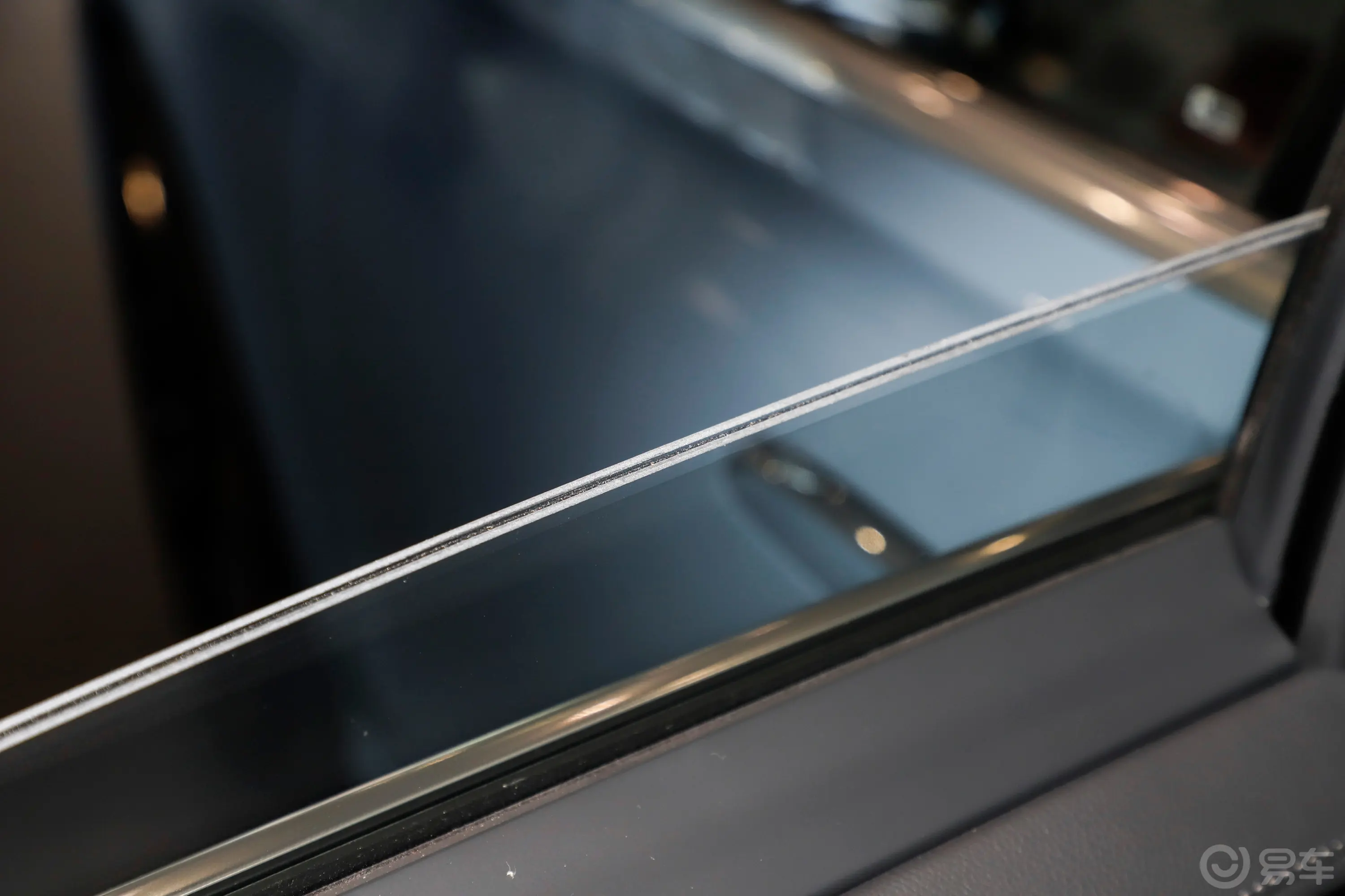 奔驰S级S 500 L 4MATIC 匠心高定版后排玻璃材质特写