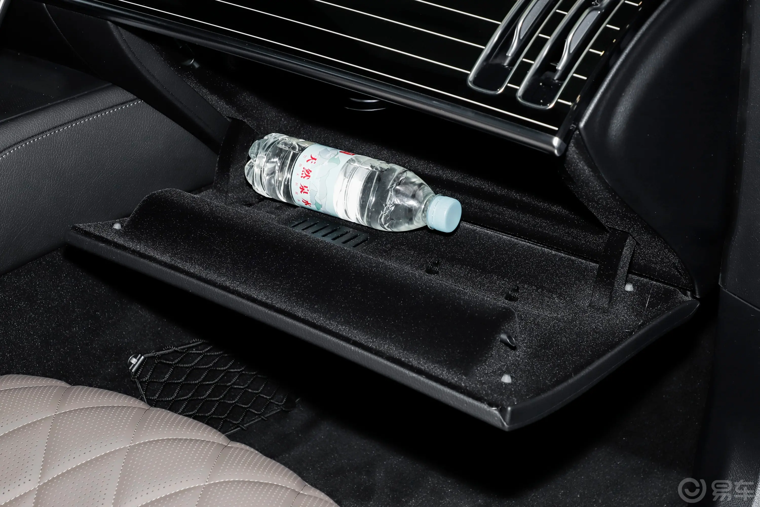 奔驰S级S 500 L 4MATIC 匠心高定版手套箱空间水瓶横置