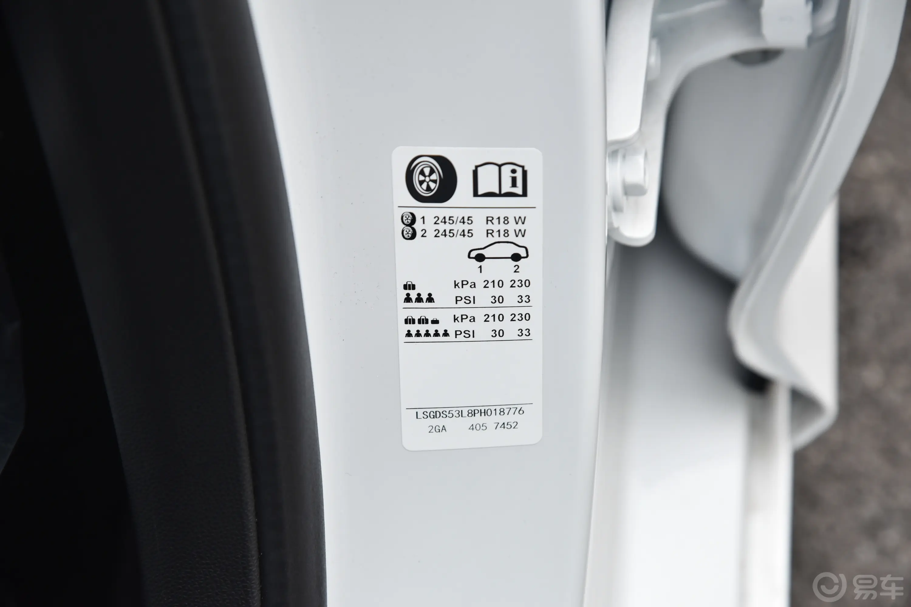 凯迪拉克CT528T 豪华型(标准版)胎压信息铭牌