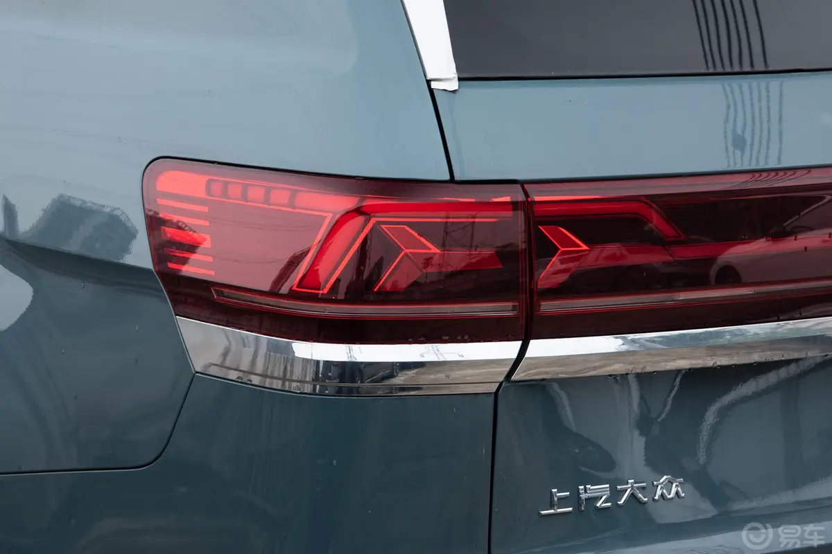 途昂改款 380TSI 四驱豪华版尾灯侧45度俯拍