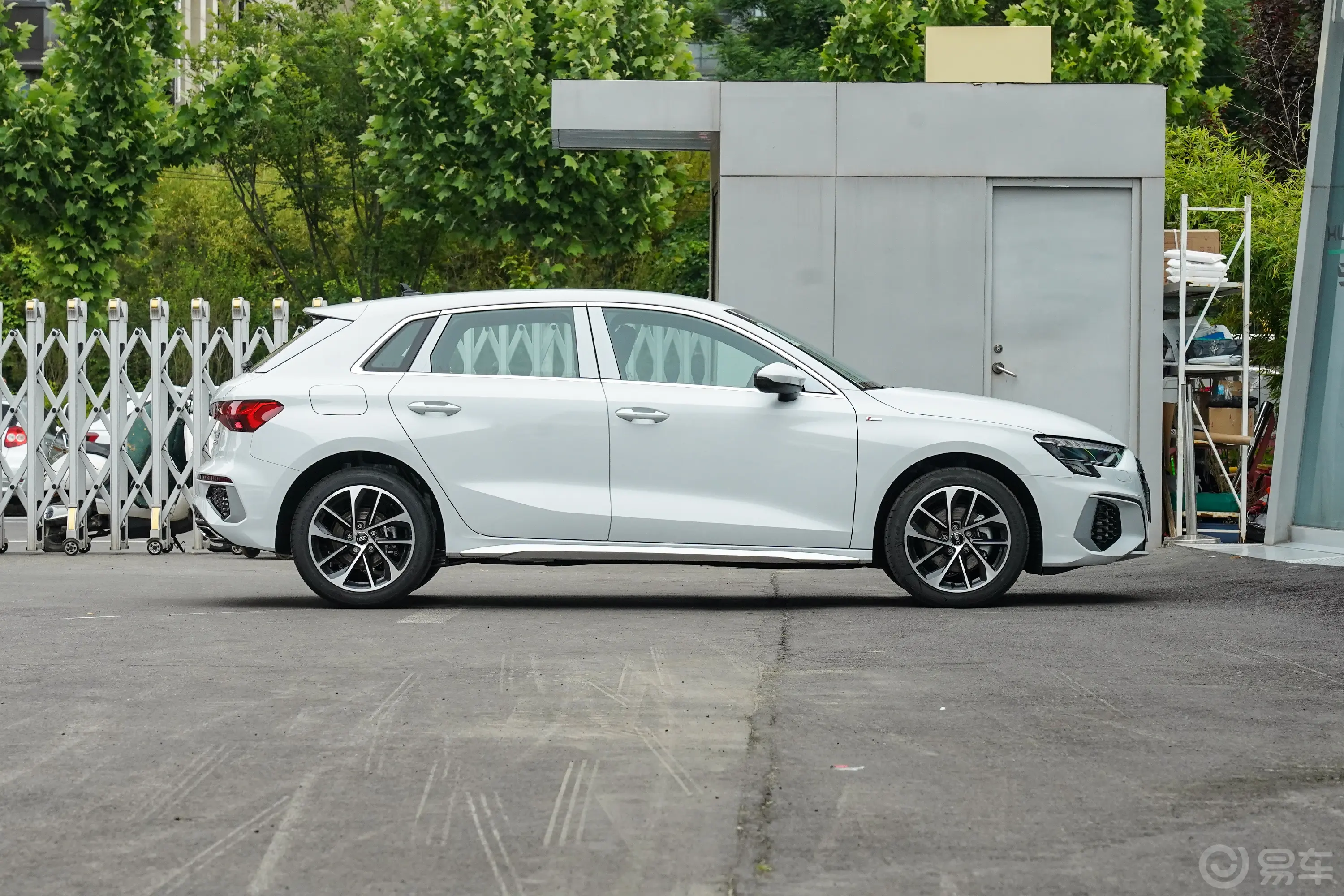 奥迪A3改款 Sportback 35 TFSI 进取运动型正侧车头向右水平