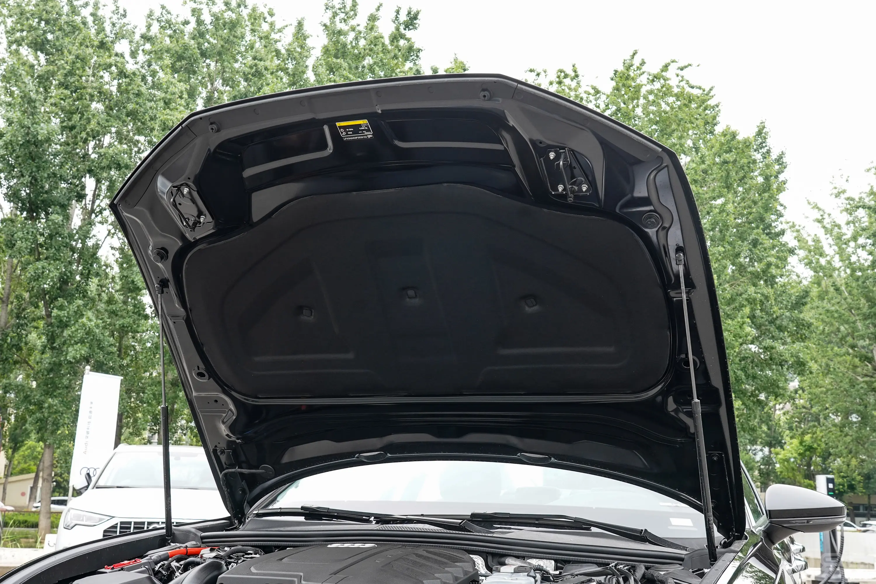 奥迪A6L改款 45 TFSI quattro 臻选致雅型前舱盖内侧