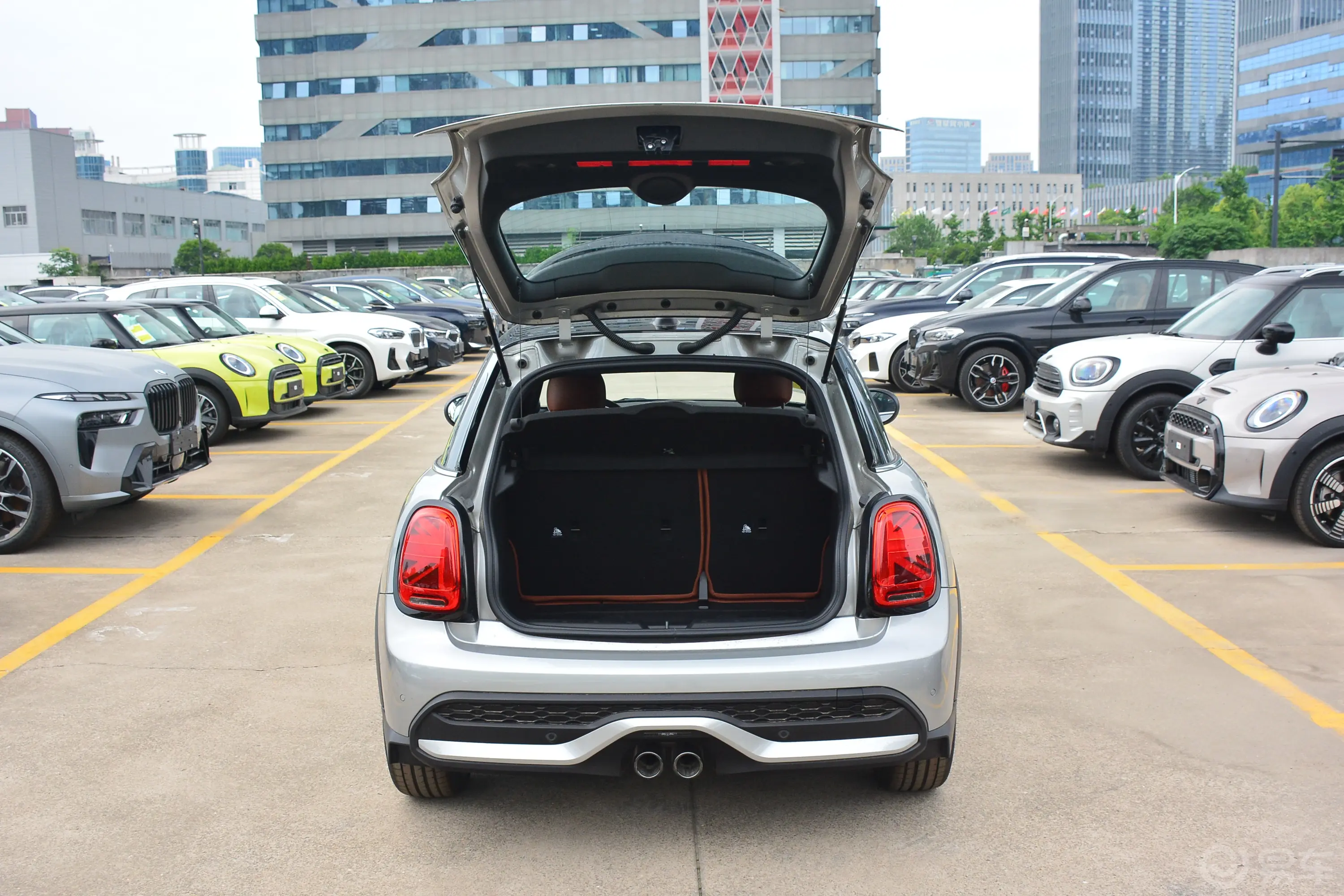 MINI改款 2.0T COOPER S 艺术家 五门版后备厢