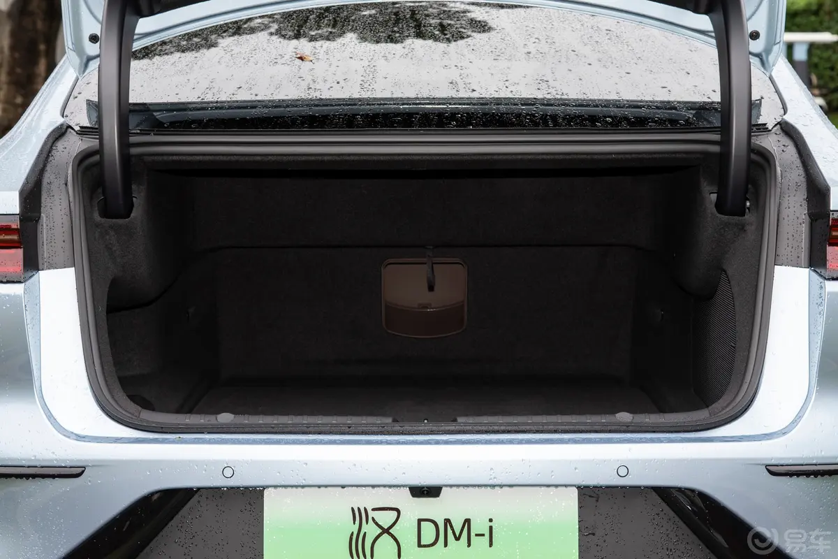 汉DM-i 冠军版 1.5T 121km 前驱尊享型后备厢空间特写