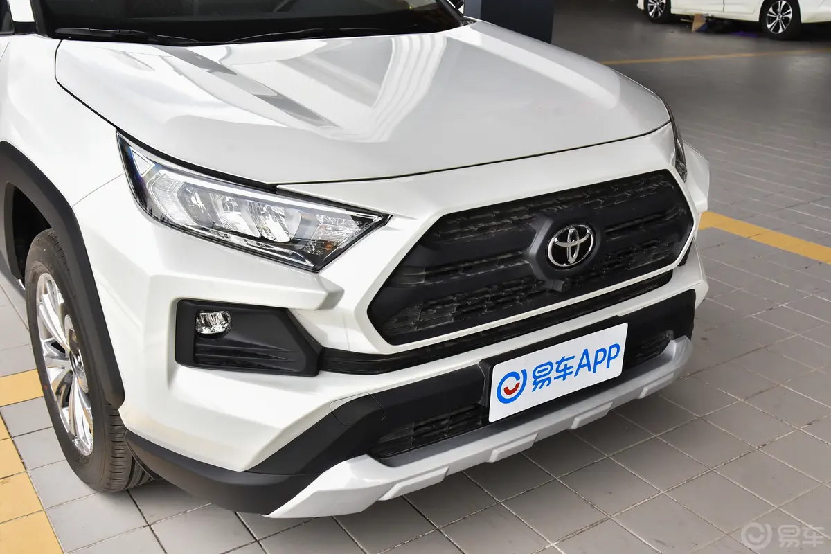 RAV4荣放2.0L 四驱探险版前格栅侧俯拍