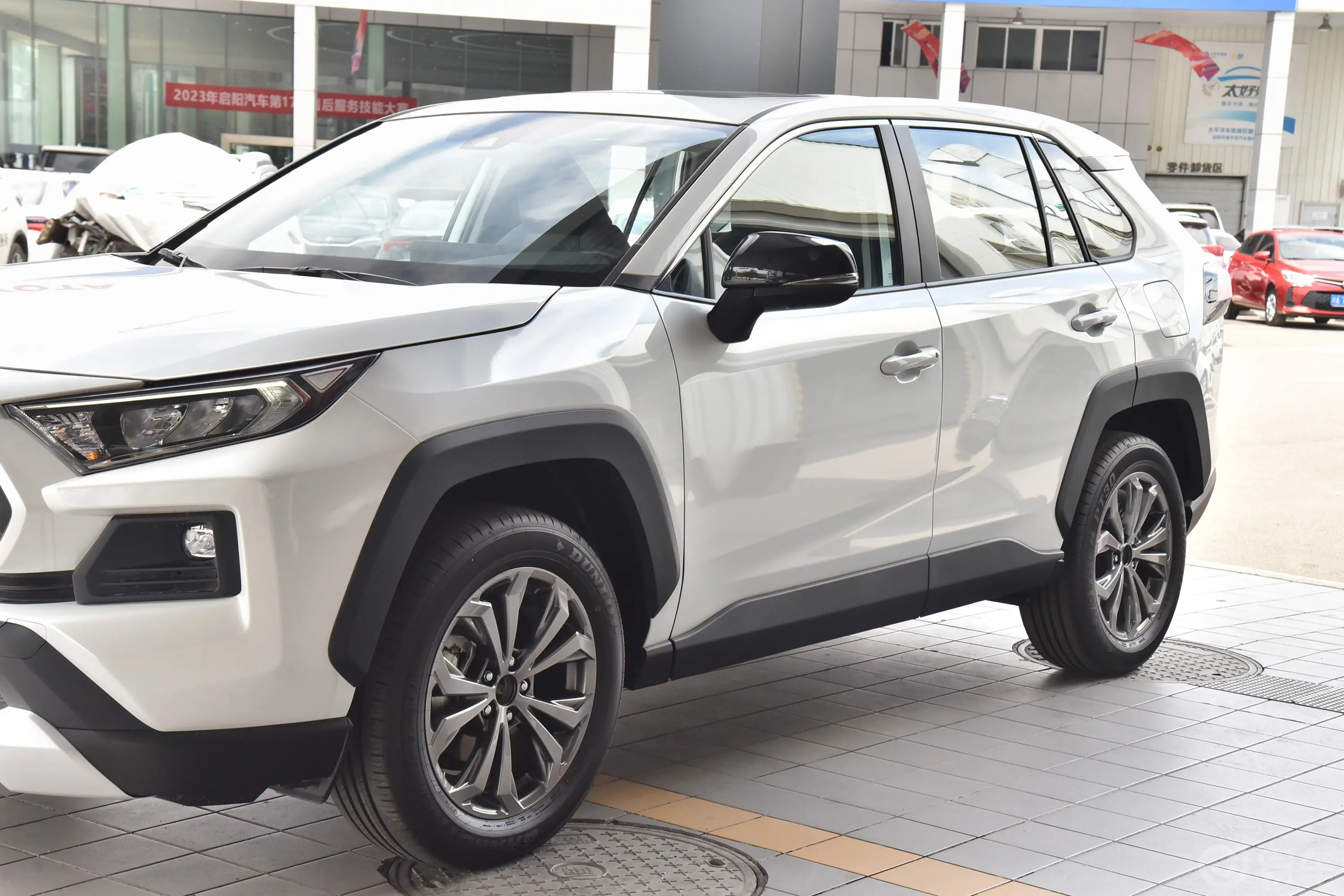 RAV4荣放2.0L 四驱探险版外观细节