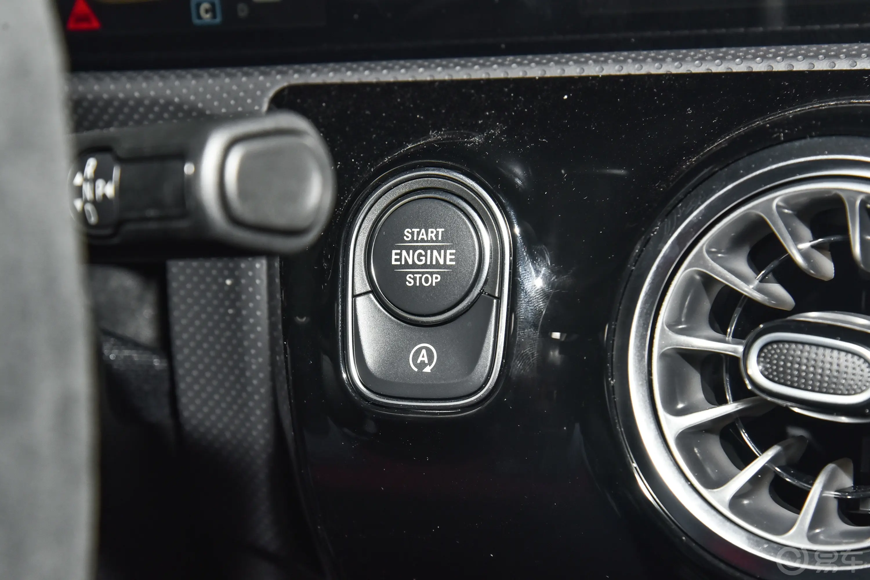 奔驰A级 AMG(进口)AMG A 35 4MATIC 55周年纪念版钥匙孔或一键启动按键