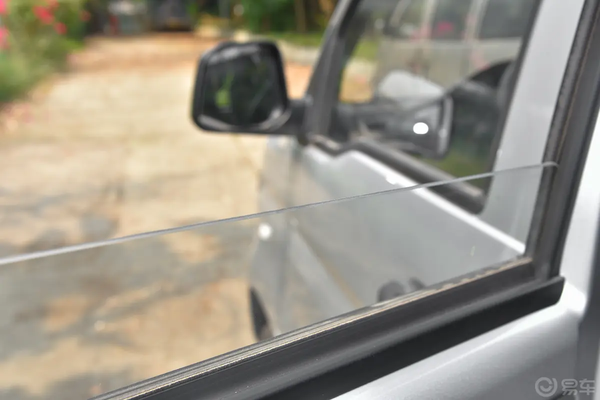 五菱荣光新卡2.0L 双排后双轮舒适型 5座后排玻璃材质特写