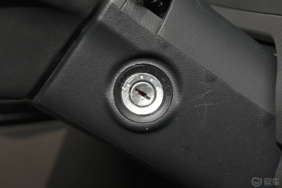 五菱荣光新卡2.0L 双排后双轮舒适型 5座钥匙孔或一键启动按键