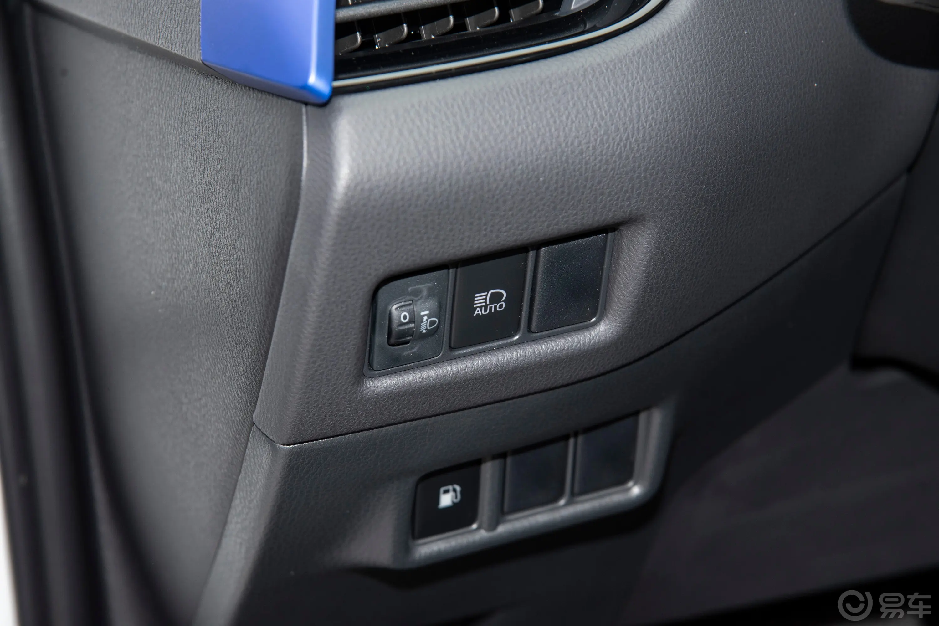 丰田C-HR双擎 2.0L 领先版灯光控制区