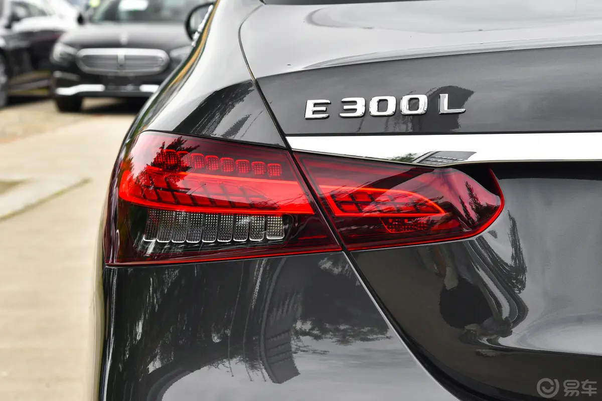 奔驰E级改款 E 300 L 运动豪华型外观灯组