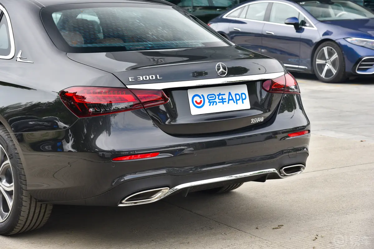 奔驰E级改款 E 300 L 运动豪华型车后雷达